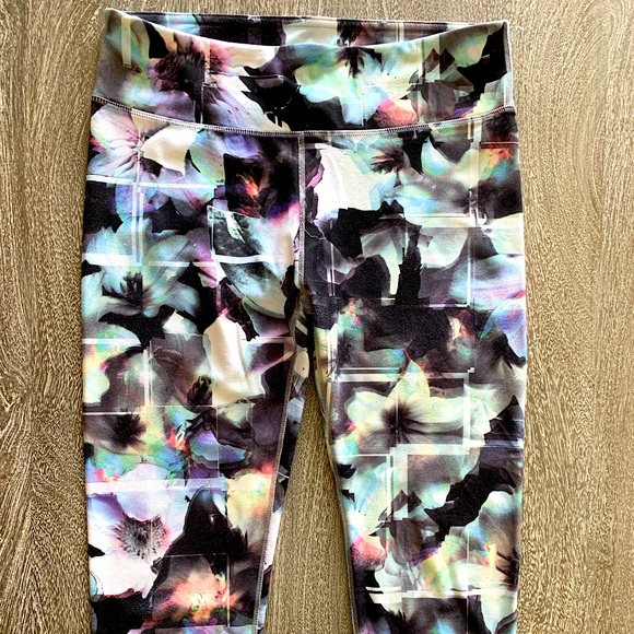 Fabletics Multi Color Floral Capris. Sz Sm - Picture 2 of 2